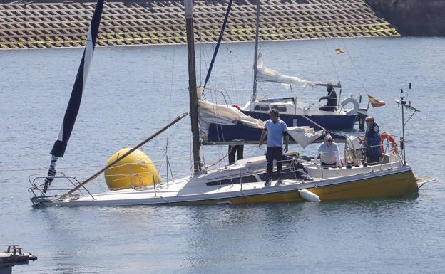 Expectación por los incidentes de dos veleros en Gijón