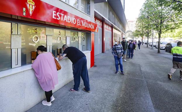 La afición del Sporting se vuelca con la permanencia