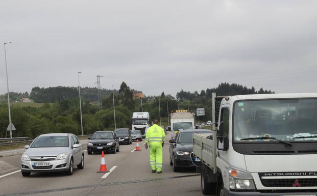 Retenciones kilométricas en la 'Y' por unas obras en El Montico