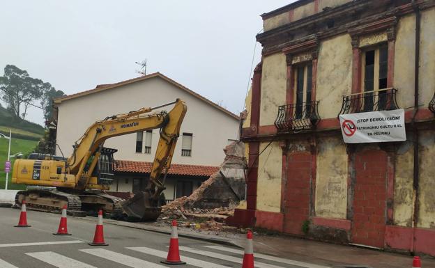 Costas inicia en Carreño el derribo del edificio de Perán