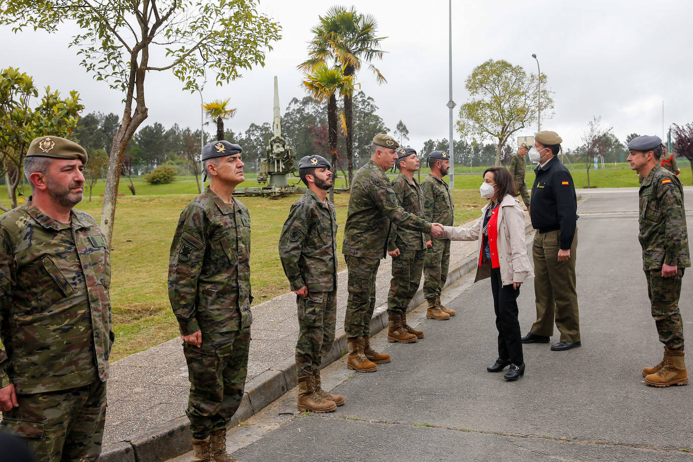 Margarita Robles, primer titular de Defensa que visita Cabo Noval, en un acto sin miembros del Principado