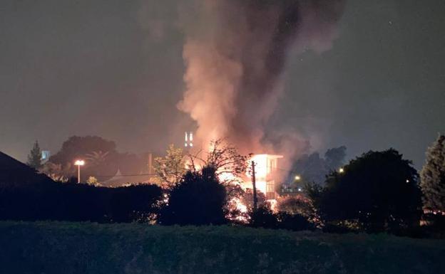 Un coche y tres motos, calcinados por el fuego junto al merendero gijonés Casa Suncia