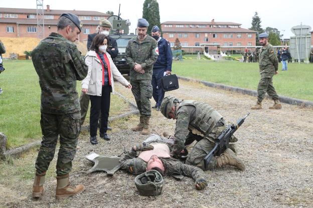 Robles pasa revista a las tropas de Cabo Noval sin «autoridades civiles»