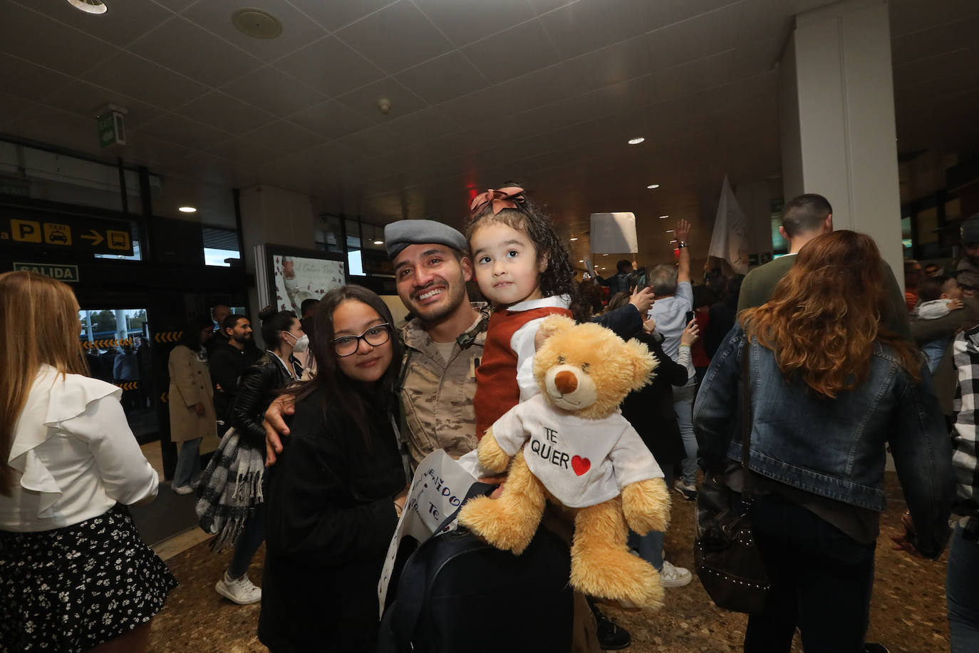 Sentido recibimiento de los militares asturianos por sus familias