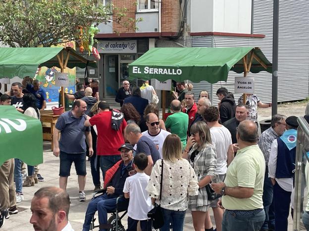 Sotrondio da cuenta de mil litros de sidra para ayudar a sustentar sus fiestas