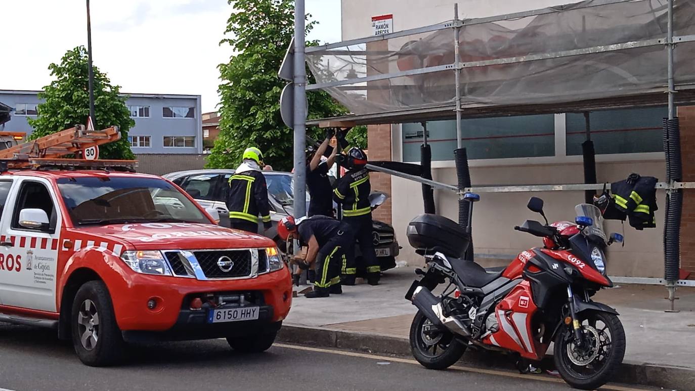 Un coche invade una acera en Pumarín, en Gijón, y acaba empotrado contra un edificio