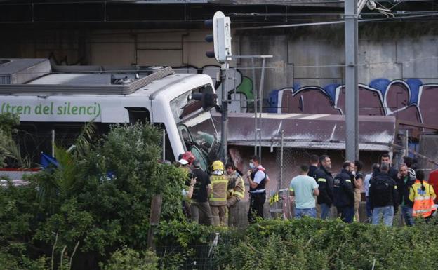 Un muerto y 80 heridos en el choque de dos trenes en Barcelona