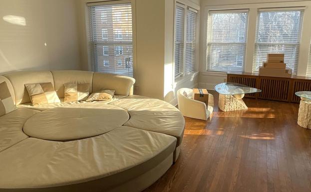 Descubre que su nuevo sofá se usaba en fiestas de 'swingers': «Límpialo bien»