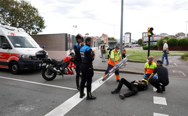 Herido un motorista de reparto tras colisionar con un vehículo en Gijón