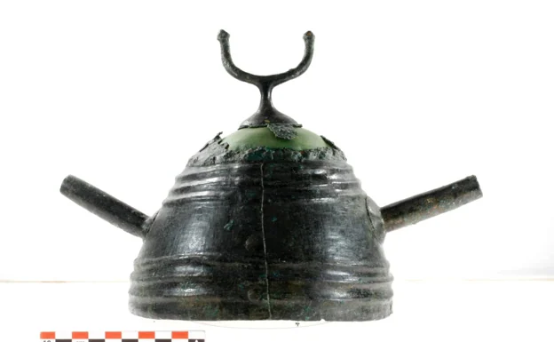 Encuentran dos cascos de la Edad del Hierro de 2.500 años de antigüedad en Ribadesella