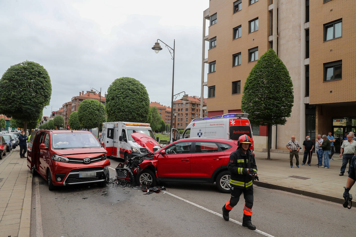 Un choque frontal entre dos vehículos deja dos heridos en La Calzada