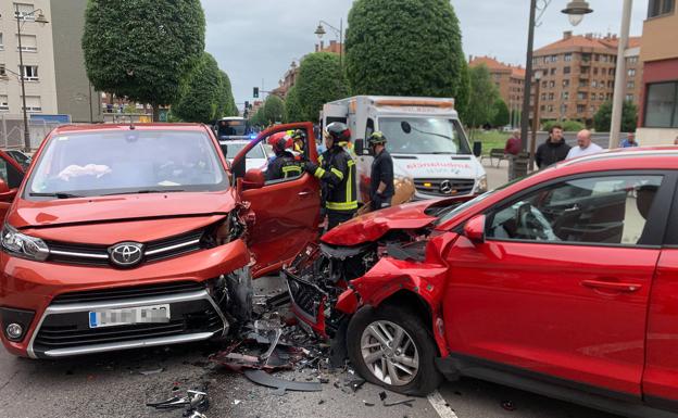 Tres heridos en un choque frontal entre dos vehículos en Gijón