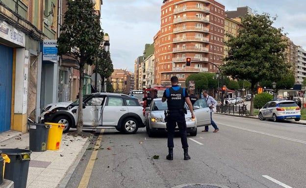 Un accidente rompe una tubería de gas y provoca una fuga de gas en la calle Fuertes Acevedo de Oviedo