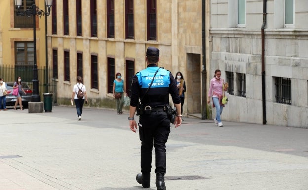 Detenido en Oviedo un hombre que tiró al suelo a su pareja y le mordió en la cara