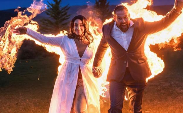 Una pareja de recién casados revoluciona las redes tras prenderse fuego en plena boda