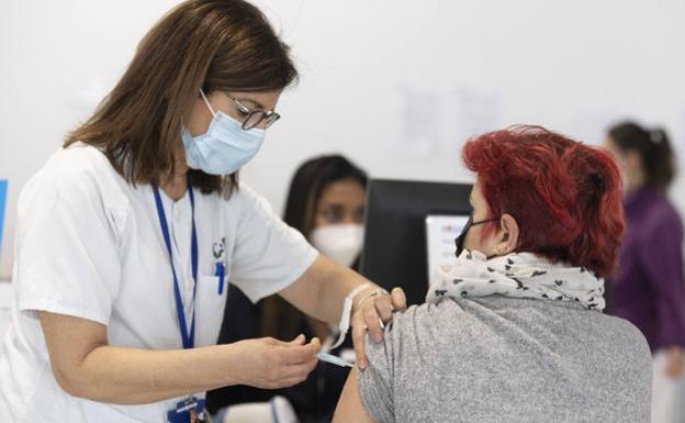 Asturias suma 12 fallecidos por covid en tres días y las hospitalizaciones siguen a la baja