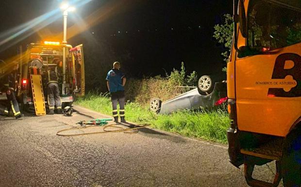 Herida una mujer al volcar su vehículo en Colunga