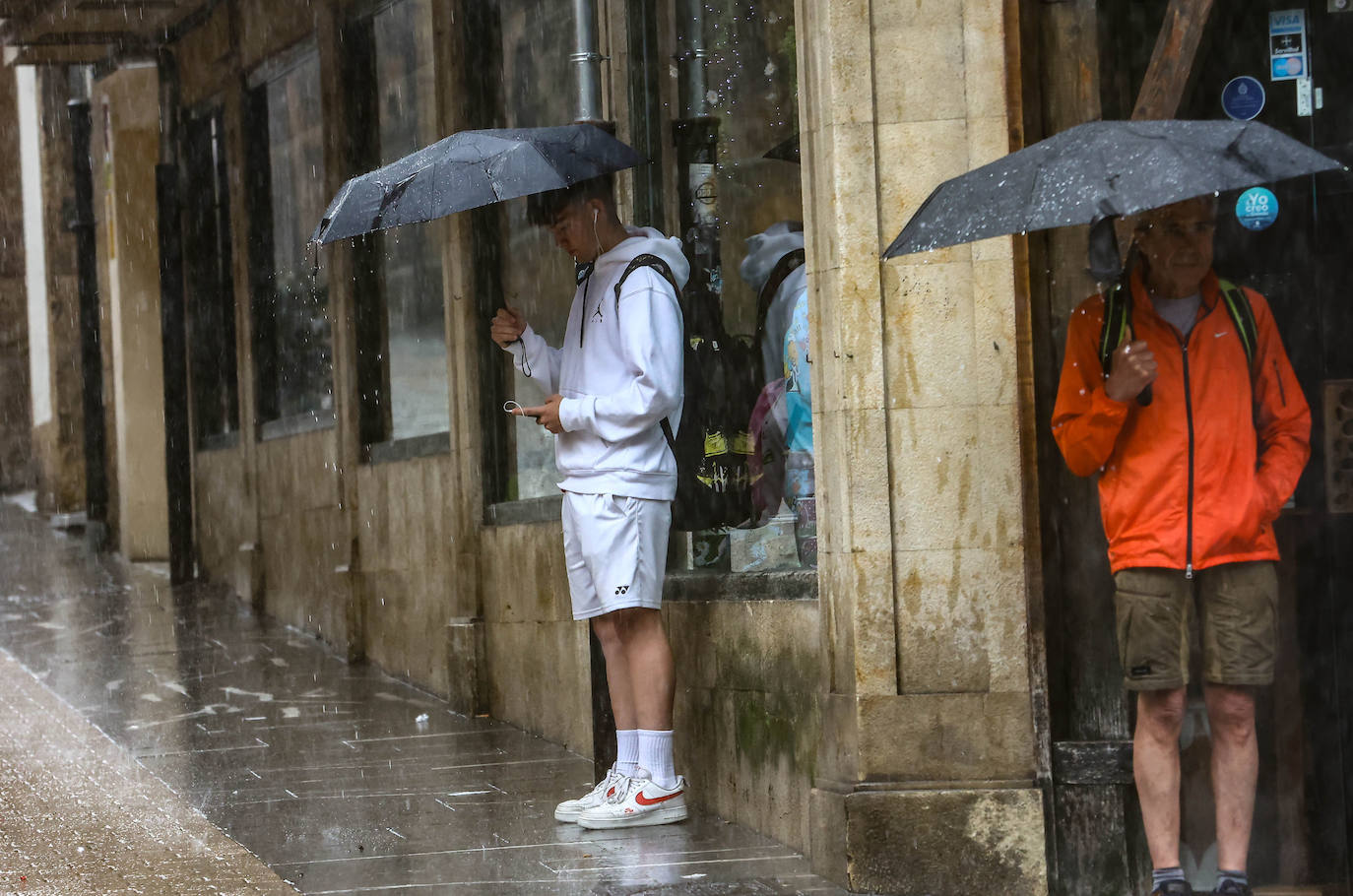 Las espectaculares imágenes de la tormenta en Oviedo