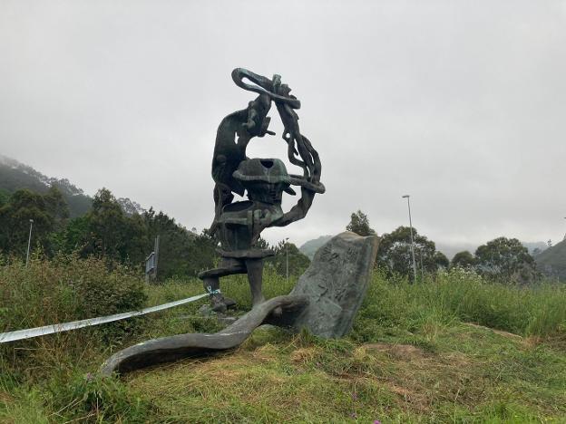 Intentan robar una escultura metálica de Miguel Ángel Lombardía en Cudillero