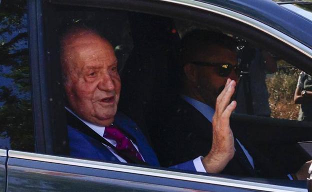 Don Juan Carlos sale de Zarzuela tras cuatro horas con el Rey y deja abierta la puerta «a residir en España en el futuro»