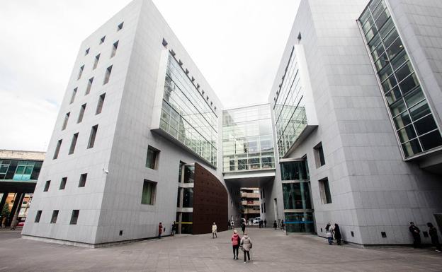 El acusado de matar a un preso en la cárcel de Asturias reconoce los hechos y asume 10 años de prisión