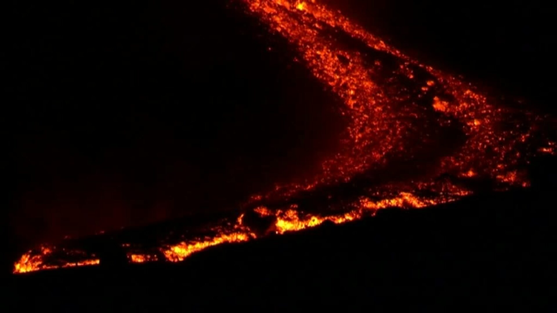 El volcán Etna expulsa lava con fuerza