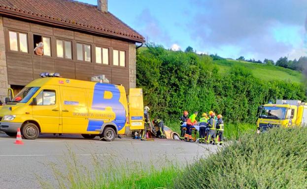 Deja a una joven herida en el coche con el que se empotró contra una casa en Carreño y huye