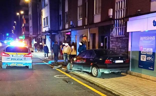 Tres heridos en un accidente en Avilés que acabó con un vehículo subido a la acera