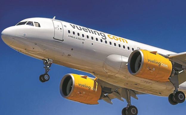 Vueling se compromete a mantener en Asturias la ruta a Londres cuatro años más