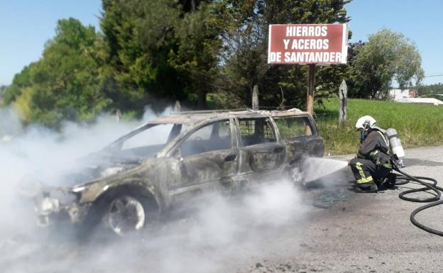 Arde por completo un coche en Granda, Siero