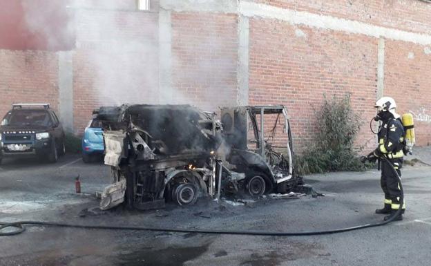 Un incendio en La Felguera calcina una barredora municipal y afecta a otros cinco turismos