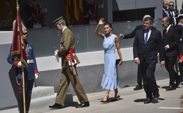 Vídeo: la reina Letizia deslumbra con un vestido de lunares en el Día de las Fuerzas Armadas