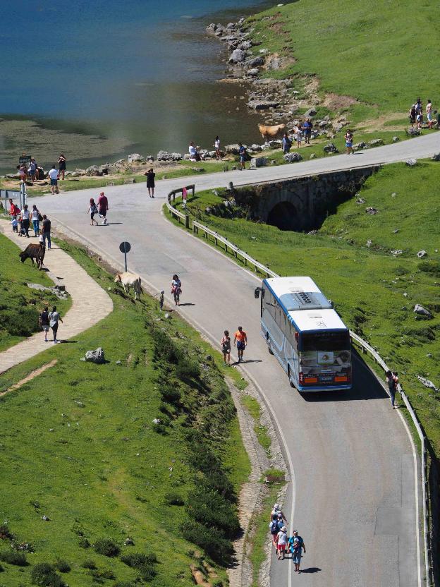 El estudio del acceso a los Lagos mantiene que la carretera es la mejor alternativa