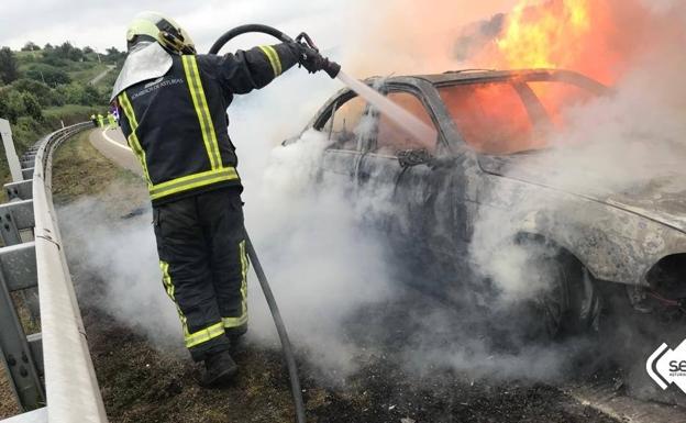 El incendio de un vehículo en la autopista a la altura de Llanera provoca grandes retenciones