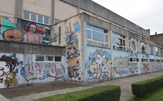 Una unidad móvil pionera en España acabará con los grafitis de las paredes de Oviedo