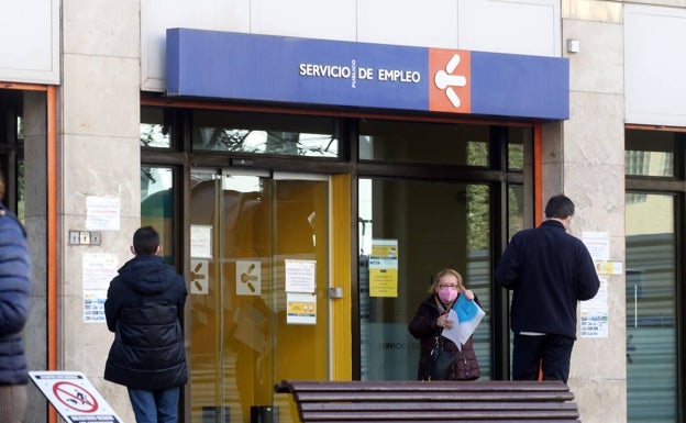 El paro encadena cuatro meses de descenso en Asturias