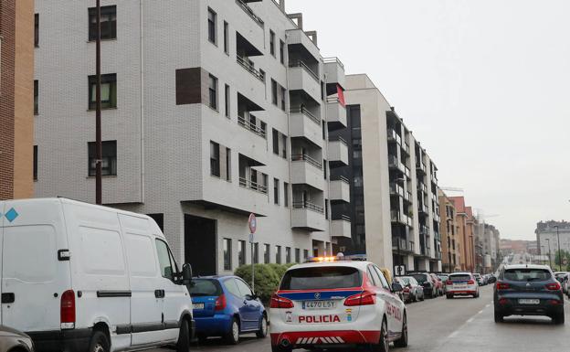 La Policía evita que un hombre se tire desde una azotea en Gijón