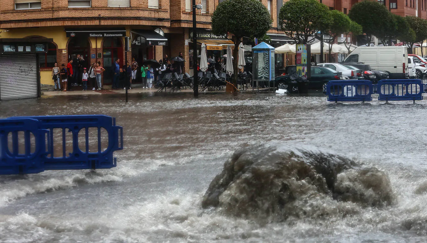 Las tormentas inundan las calles de Oviedo