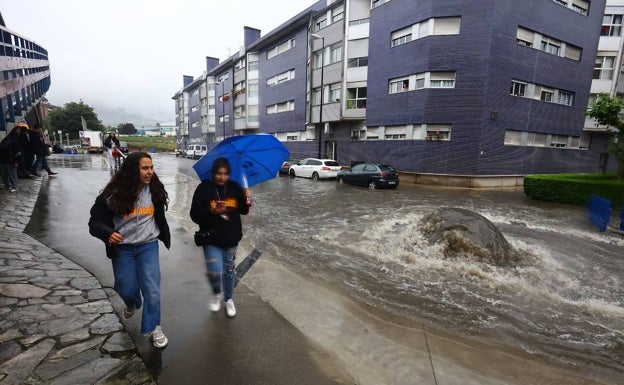 Las tormentas inundan las calles de Oviedo y Gijón