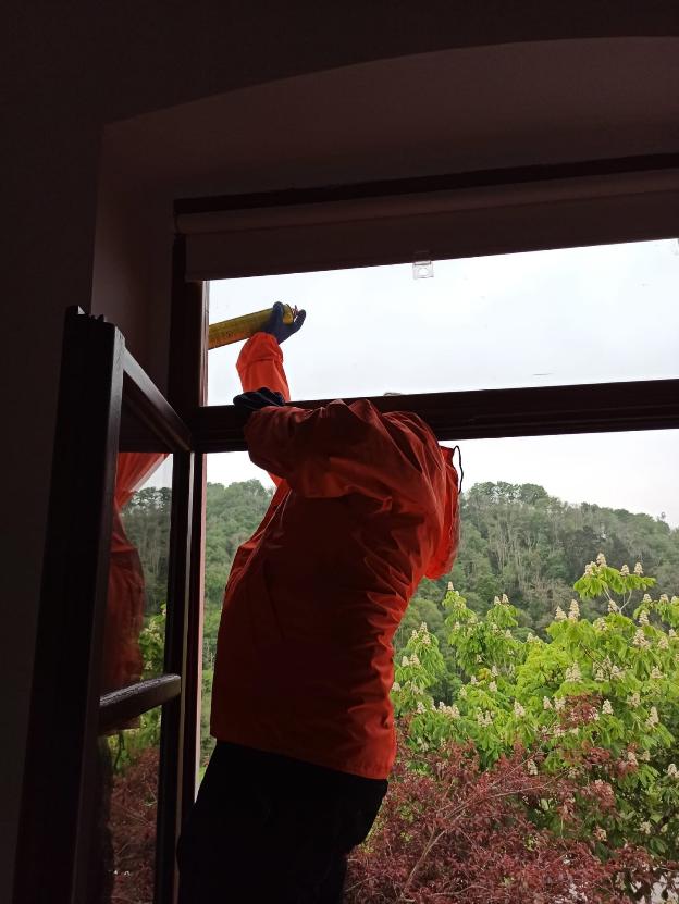 Retiran un nido de avispas de la escuela de Santolaya