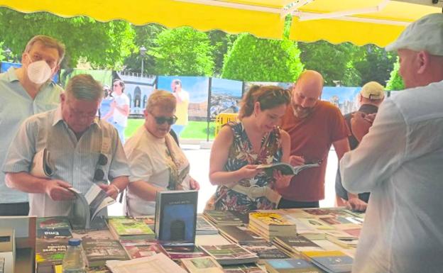 Asturias triunfa con la primera caseta que sus editores llevan a la Feria del Libro de Madrid