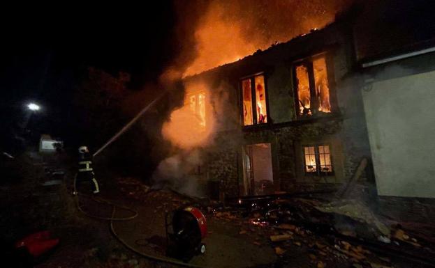Un incendio causa daños en una vivienda en obras en Cudillero
