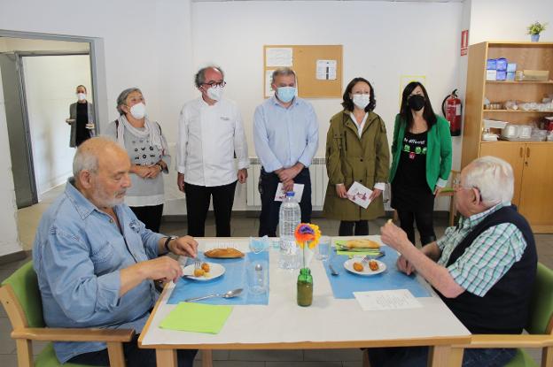 Un menú con estrella Michelin en homenaje a los mayores de la residencia de Arriondas