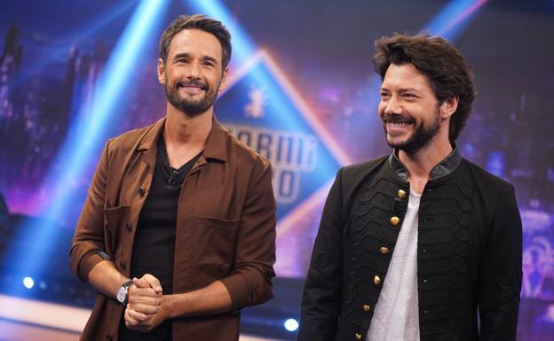 La surrealista experiencia de Álvaro Morte: «Fui a vacunarme con peluca y vestido del siglo XVII»