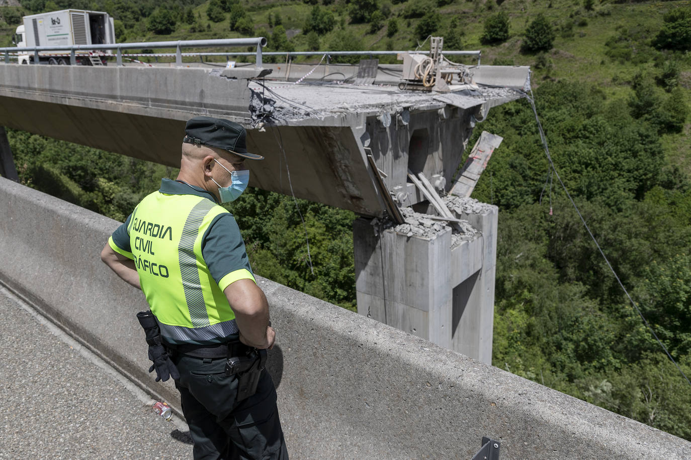 Espectacular derrumbe en un viaducto de la A-6 entre León y Lugo