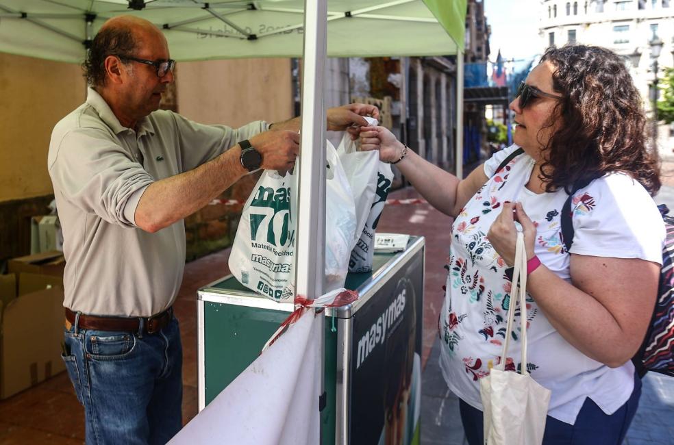 La Cofradía recupera la misa y reparte 1.500 bollos