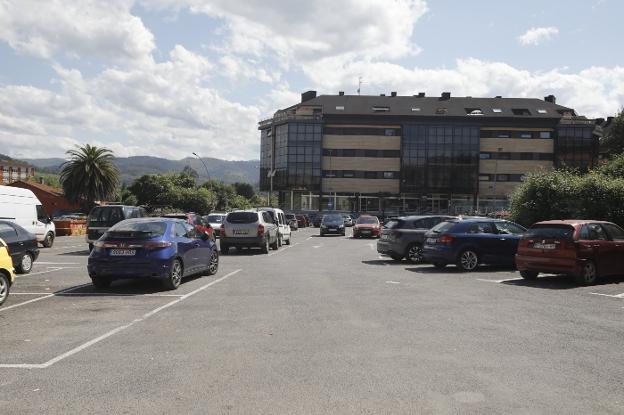 Grado estudia crear un aparcamiento para dar servicio a vecinos y negocios del centro