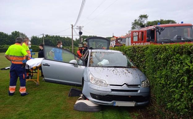 Pierde el control de su coche y acaba dentro de una finca particular en Somió