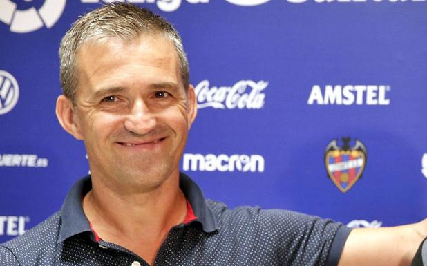 Tito, nuevo director deportivo azul: «Cuando te ofrecen el Real Oviedo, no puedes decir que no»