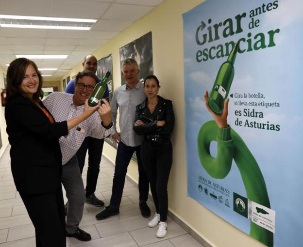 La sidra presume de etiquetina para atraer a un público más joven